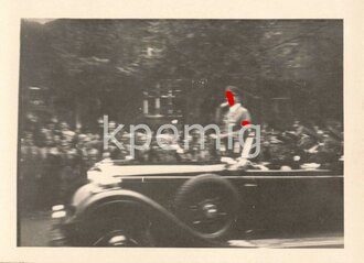 Foto Adolf Hitler im Mercedes stehend - unscharf...