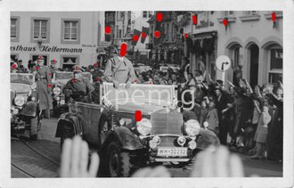 Foto Adolf Hitler im Mercedes stehend in...