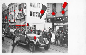 Foto Adolf Hitler im Mercedes stehend, Maße 9 x 14 cm