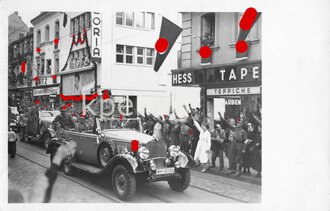 Foto Adolf Hitler im Mercedes stehend, Maße 9 x 14 cm
