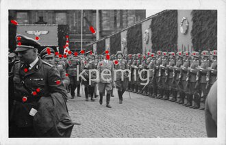 Foto Adolf Hitler bei Abnahme einer Parade, Maße 9 x 14 cm