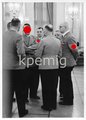 Foto Adolf Hitler im Kreis von Parteiführern, Maße 8 x 11 cm