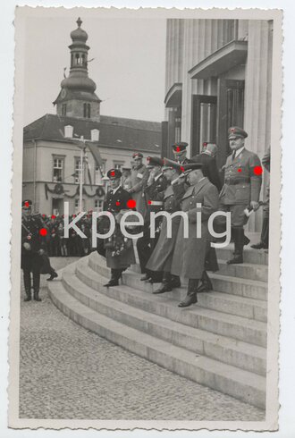 Foto Josef Goebbels mit Angehörigen des Heeres, Marine und der Allgemeinen SS, Maße 8 x 13 cm