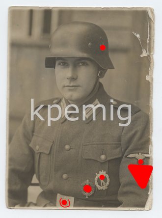 Protrait eines SS-Polizei-Division-Angehörigen mit Infanterie Sturm-Abzeichen und SA-Sportabzeichen, am Rand beschädigt, Maße 8 x 11 cm