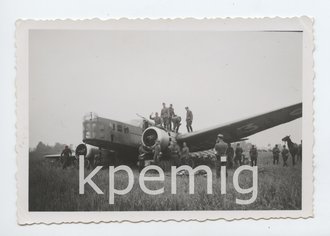 Foto eines abgeschossenem französischen Bombers, Maße 6 x 9 cm