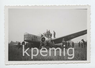 Foto eines abgeschossenem französischen Bombers,...