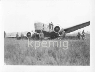 Foto eines abgeschossenem französischen Bombers, Maße 6 x 9 cm
