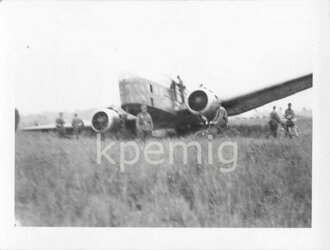 Foto eines abgeschossenem französischen Bombers,...