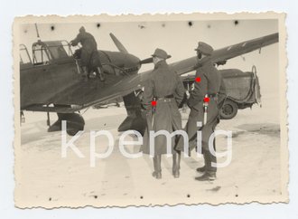 Foto einer JU 87 beim betanken, davor Wehrmachtsangehörige mit weiß lackiertem Seitengewehr, Maße 6 x 9 cm