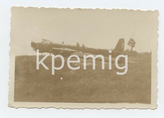 Foto eines abgeschossenen Russischen Bombers - Aufnahme verblasst, Maße 6 x 9 cm