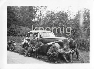 Aufnahme von Wehrmachtsangehörigen bei der Rast vor Krad und PKW, Maße 6 x 9 cm