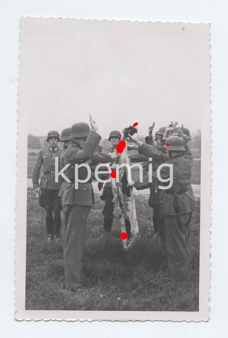 Aufnahme von Heeresangehörigen beim Gelöbnis mit Truppenfahne, Maße 9 x 14 cm