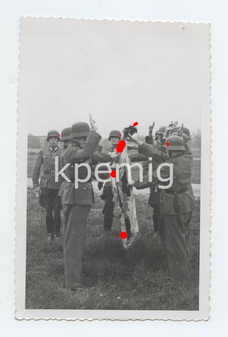 Aufnahme von Heeresangehörigen beim Gelöbnis mit Truppenfahne, Maße 9 x 14 cm
