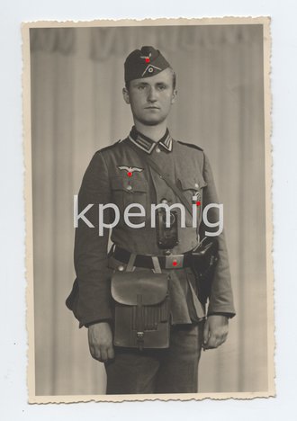 Studioaufnahme eines Unteroffiziers mit Pistolen- und Meldetasche, Rückseite beschriftet "September 1939 10. Panzerdivision", Maße 9 x 14 cm