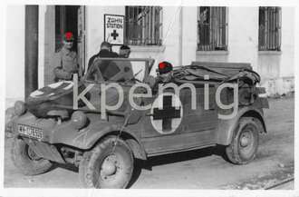 Foto eines Kübbelwagens mit Rot-Kreuz Abzeichen, Rückseite beschriftet "Patthoff", Maße 5 x 8 cm