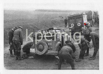 Aufnahme einer Rot-Kreuz Kolonne beim Reifen wechseln, Maße 6 x 9 cm