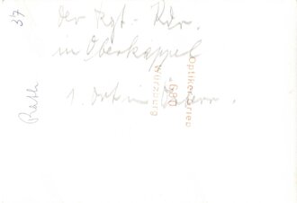 Foto eines Stabsoffiziers stehend in einem PKW, Rückseite beschriftet "Regiments Komandor in Oberkappel" Maße 6 x 9 cm