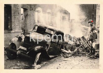 Foto eines zerstörten PKW mit Sanitäter, Rückseitig beschriften "14.06.1941 vor Sedan", Maße 6 x 9 cm