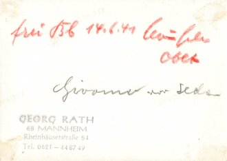 Foto eines zerstörten PKW mit Sanitäter, Rückseitig beschriften "14.06.1941 vor Sedan", Maße 6 x 9 cm