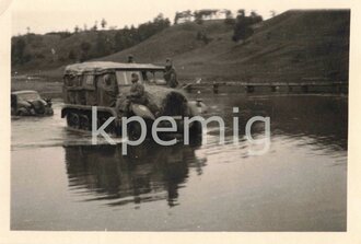 Foto eines Halb-Ketten Fahrzeugs einen Fluss durchquerend, Maße 6 x 9 cm