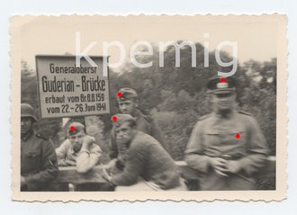 Aufnahme von Heeresangehörtigen auf der Guderian-Brücke, Maße 6 x 9 cm