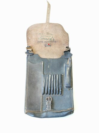 Kartentasche Wehrmacht , getragenes Stück , die Stempelung im Deckel darf zumindest als zweifelhaft angesehen werden
