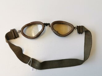 Brille Wehrmacht, identisch zur Kradmelderbrille, allerdings statt dem Gummi- ein Lederwulst. Datiert 1943, das Zugband nicht mehr elastisch