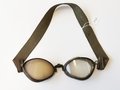 Brille Wehrmacht, identisch zur Kradmelderbrille, allerdings statt dem Gummi- ein Lederwulst. Datiert 1943, das Zugband nicht mehr elastisch
