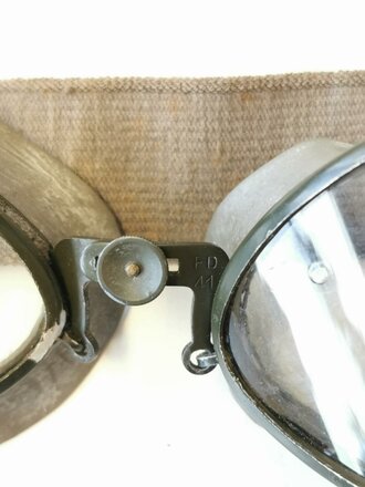 Brille für Kradmelder der Wehrmacht datiert 1941, in Transportbehälter, Gummi weich