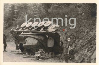 Foto eines zerstörten Panzer II mit einem Sanitätsangehörigen, Maße 6 x 9 cm