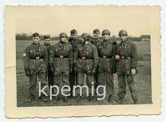 Gruppenaufnahme Heeresfallschirmjäger in frühem Fallschirmjäger Kombi, Maße 7 x 10 cm