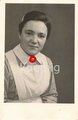 Studioaufnahme einer Rot-Kreuz Schwester mit "Schwesternhelferin" Brosche, datiert 1942, Maße 9 x 14 cm