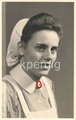 Studioaufnahme einer Rot-Kreuz Schwester mit "Schwesternschaft" Brosche, Maße 9 x 14 cm