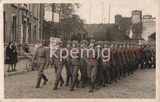 Marschkolonne Waffen SS mit Ärmelbändern in Holland, Maße 9 x 14 cm