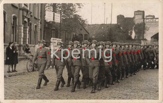 Marschkolonne Waffen SS mit Ärmelbändern in...
