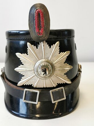 Deutschland nach 1945, Tschako für Angehörige der Polizei Berlin. Getragenes Stück in gutem Zustand, Kopfgrösse 55