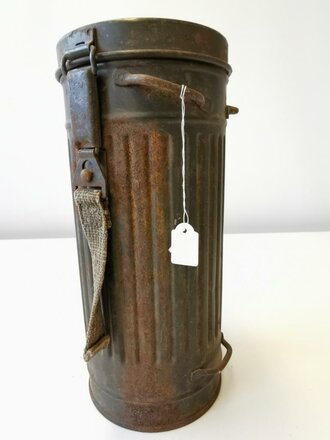 Behälter für die Gasmaske der Wehrmacht, Modell 1938 datiert 1942. Original lackiert, ungereinigtes Stück