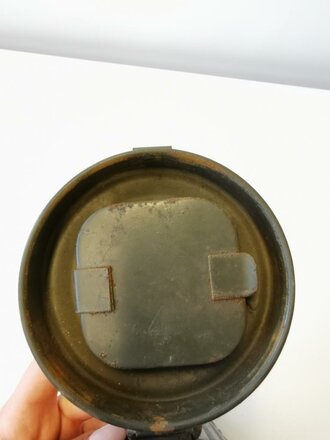 Behälter für die Gasmaske der Wehrmacht, Modell 1938 datiert 1942. Original lackiert, ungereinigtes Stück