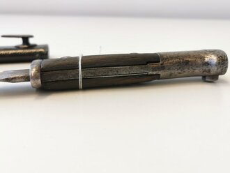 1.Weltkrieg, Seitengewehr 14 mit Sägerücken, Hersteller Simsonwerk, leicht narbiges Stück, die Scheide überlackiert