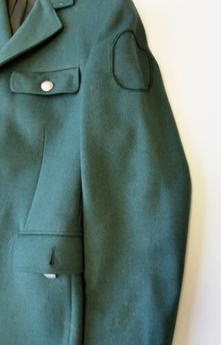 Deutschland nach 1945, Uniform Polizei Hessen, Jacke (Brustweite 46, Ärmellänge 57cm, Gesamtlänge 69cm, Schulterbreite 44cm), Hose (86), Krawatte, Armabzeichen, Schulterklappen und Knöpfe