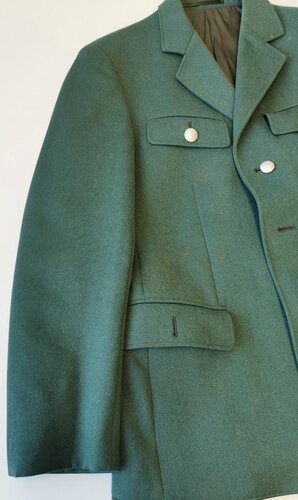 Deutschland nach 1945, Uniform Polizei Hessen, Jacke (Brustweite 46, Ärmellänge 57cm, Gesamtlänge 69cm, Schulterbreite 44cm), Hose (86), Krawatte, Armabzeichen, Schulterklappen und Knöpfe