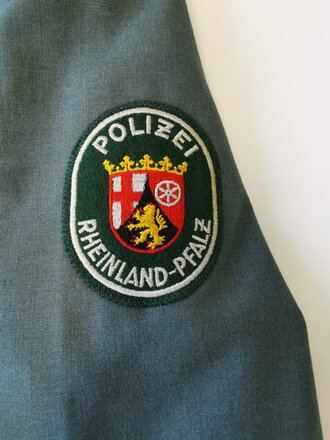 Deutschland nach 1945, Uniform Polizei Rheinland-Pfalz, Jacke (Brustweite 50cm, Ärmellänge 66cm, Schulterbreite 46cm, Gesamtlänge 77cm) und Hose (Größe 52)