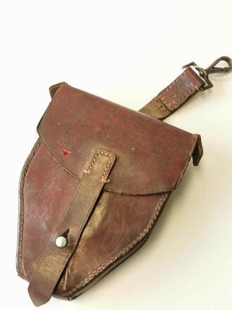 Tasche für Zünderstellschlüssel der Wehrmacht datiert 1940. Ungeschwärztes Stück in gutem Zustand