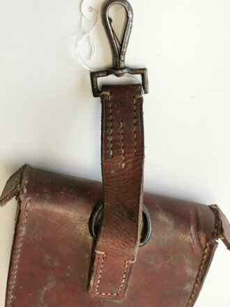Tasche für Zünderstellschlüssel der Wehrmacht datiert 1940. Ungeschwärztes Stück in gutem Zustand