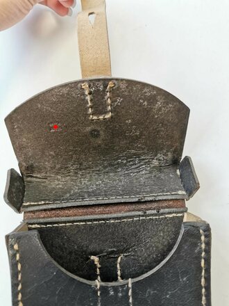 Tasche für Zünderstellschlüssel der Wehrmacht aus Ersatzmaterial, die Verschlussriemen aus Gummi. Sehr guter Zustand