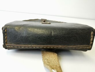 Tasche für Zünderstellschlüssel der Wehrmacht aus Ersatzmaterial, die Verschlussriemen aus Gummi. Sehr guter Zustand