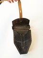 Tasche für Zünderstellschlüssel der Wehrmacht aus Ersatzmaterial, die Verschlussriemen aus Gummi. Sehr guter Zustand