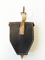 Tasche für Zünderstellschlüssel der Wehrmacht aus Ersatzmaterial, die Verschlussriemen aus Gummi. Sehr guter Zustand