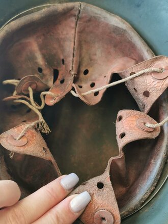 Heer, Stahlhelm Modell 1935. Zusammengehöriges Stück, Glockengrösse 62, Originale Tarnlackierung