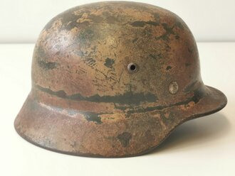 Heer, Stahlhelm Modell 1935. Zusammengehöriges Stück, Glockengrösse 62, Originale Tarnlackierung